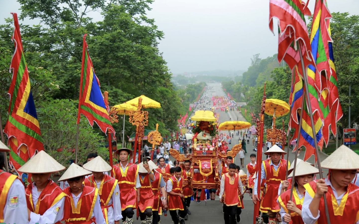 雄王历史遗迹区周边各乡向雄王庙（富寿省）行进的抬轿仪式。