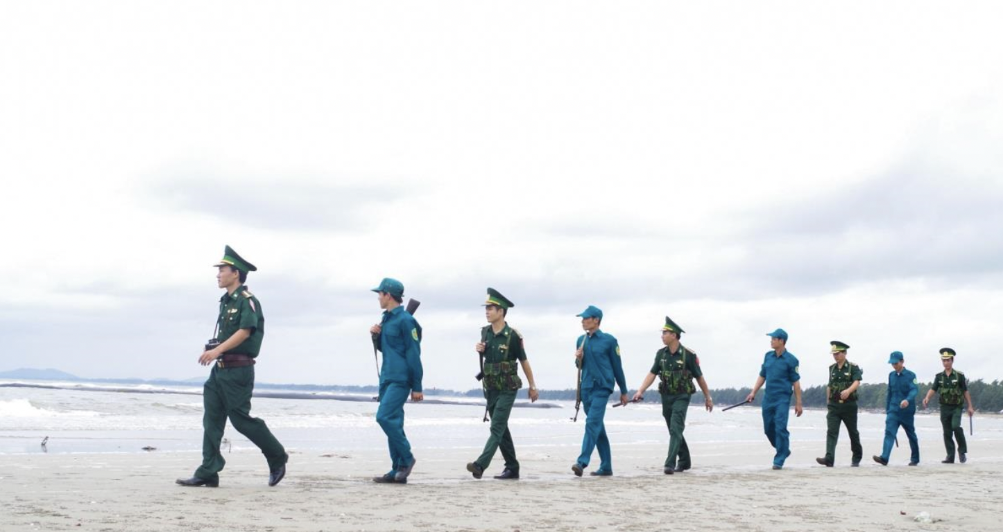 清化省边防部队岑山边防屯干部、战士配合当地民兵巡逻保卫海域和辖区。照片：海船