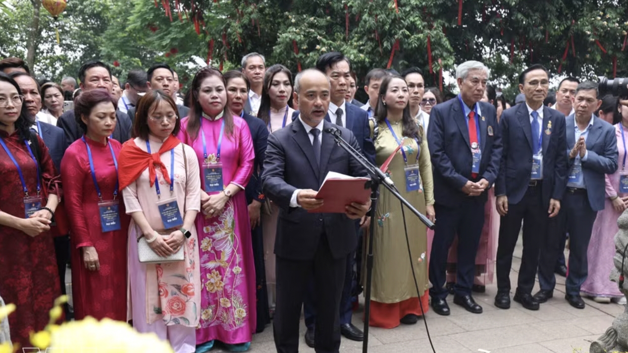 海外侨胞寻根溯源，上香缅怀历代雄王