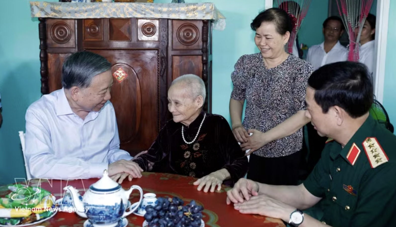 越共中央总书记、国家主席苏林和中央工作代表团前往新安会乡看望慰问越南英雄母亲黄氏乐。