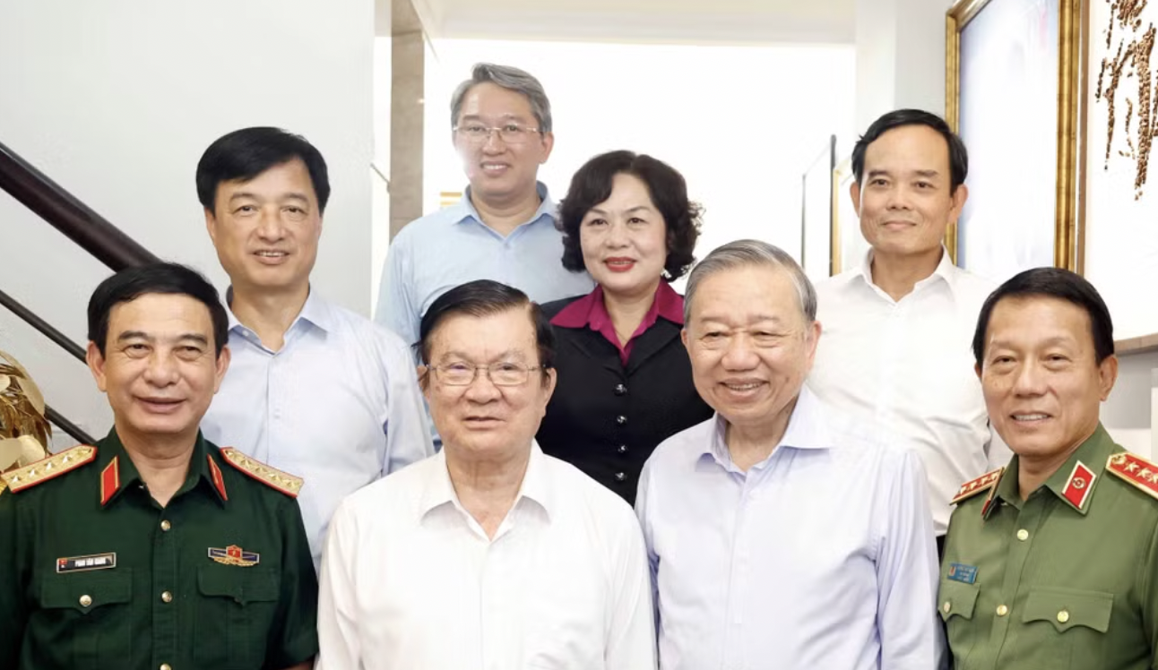 越共中央总书记、国家主席苏林和中央工作代表团看望慰问原越共中央政治局委员、原国家主席张晋创。图自越通社