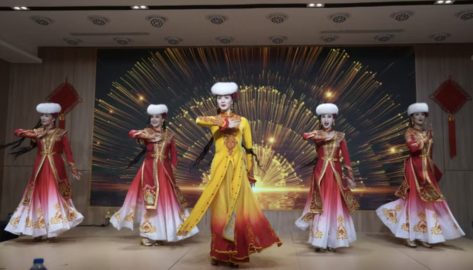 活动现场的新疆文艺表演。