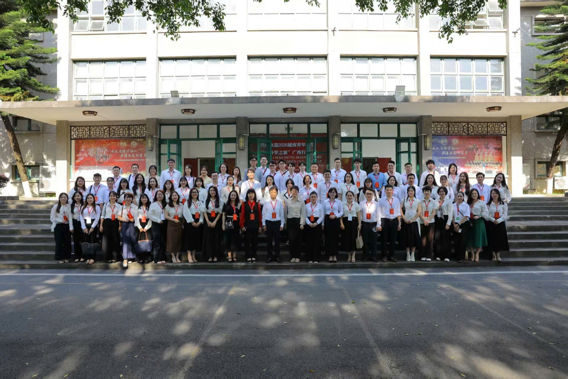 青年代表团参观南溪山医院。