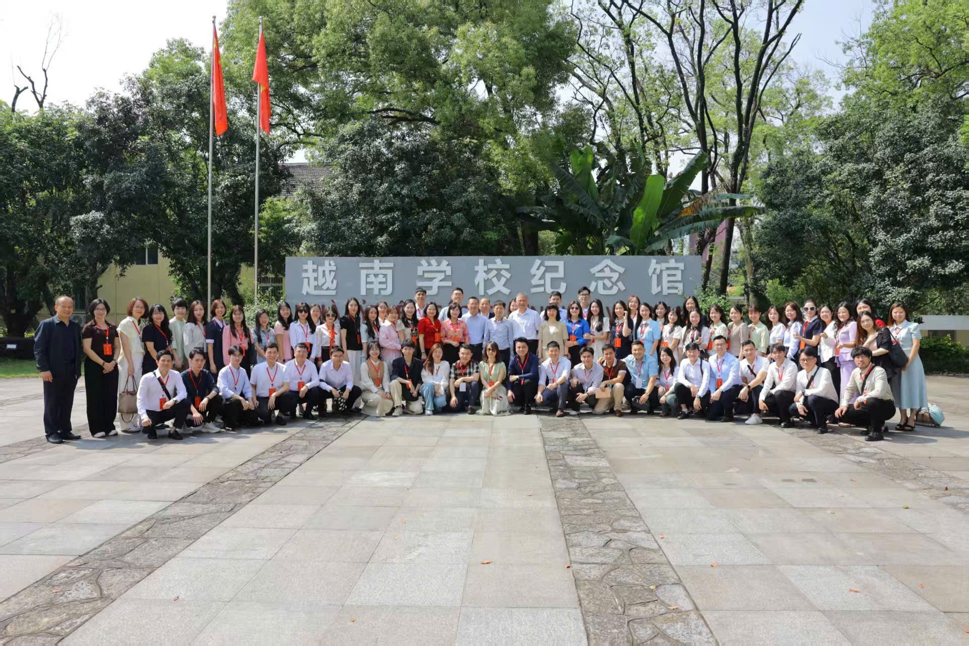 代表们参加关于历史、文化、友好关系的专题研学系列活动。