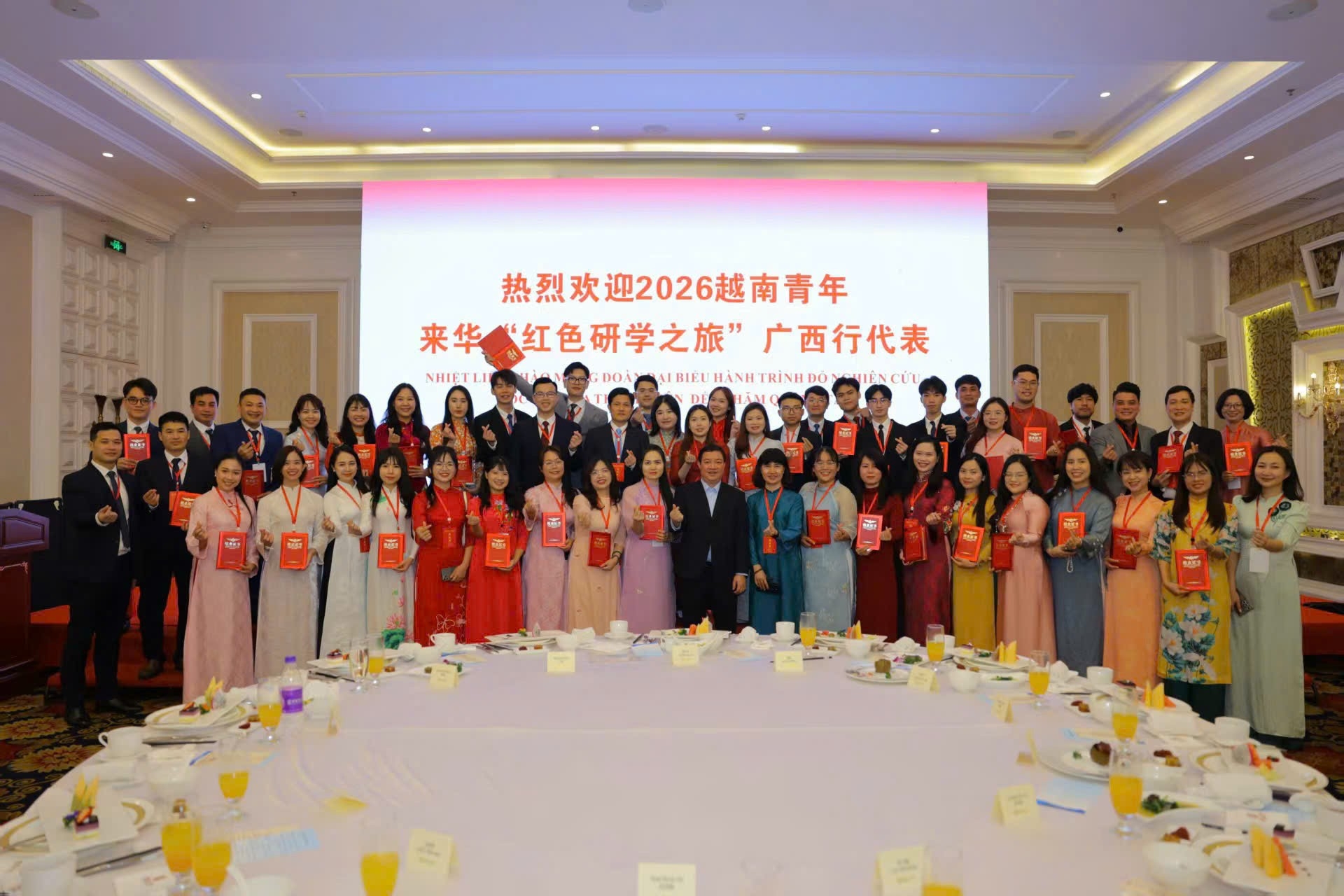 代表们合影留念。