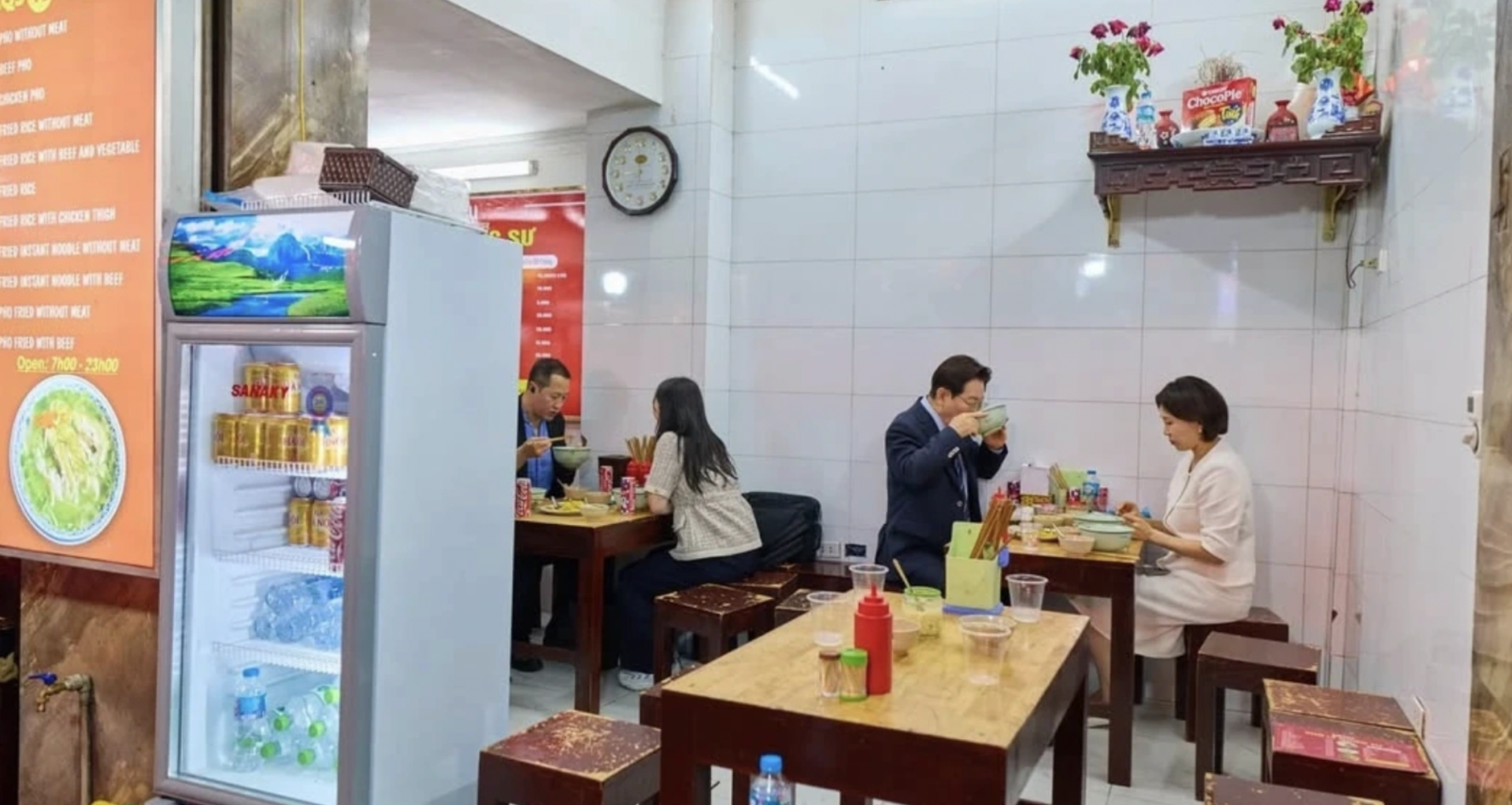 韩国总统与夫人在河内一家河粉店共进晚餐。图自韩国总统李在明照片墙