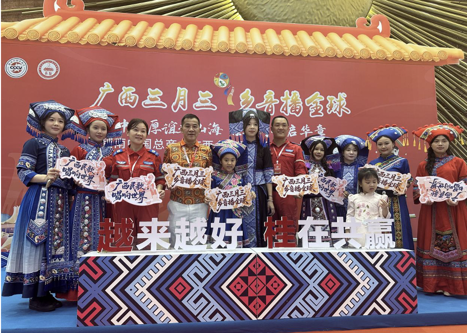 部分参会志愿者活动合影