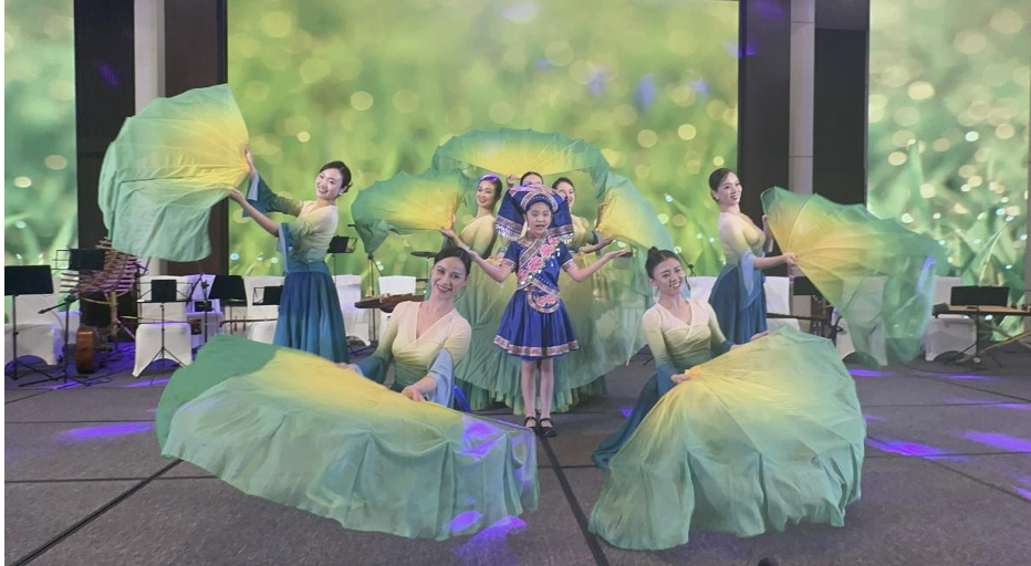 南宁市星期六爱心公益志愿者协会小小志愿者张淇安献唱《立春》