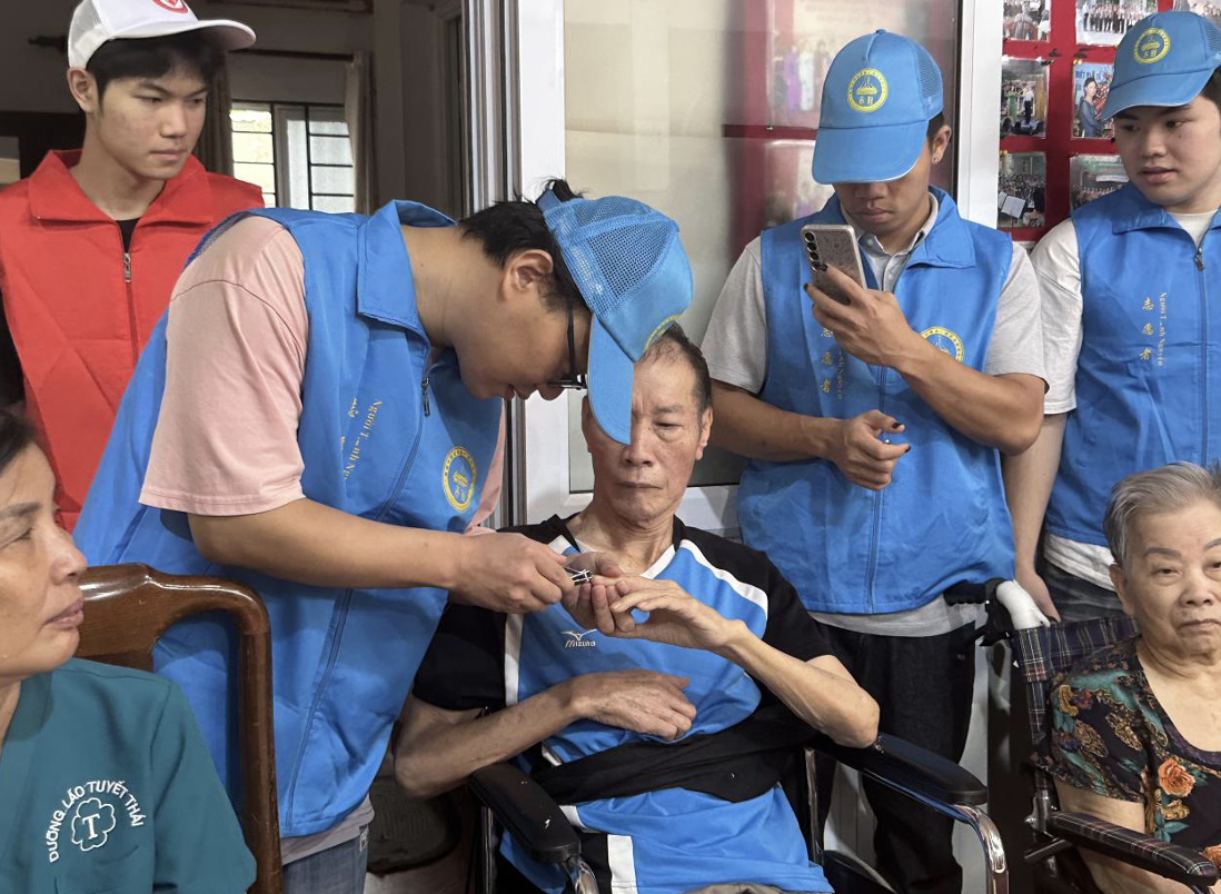 中越志愿者与越南老人及孩子们为老人理发、剃胡子、剪指甲 