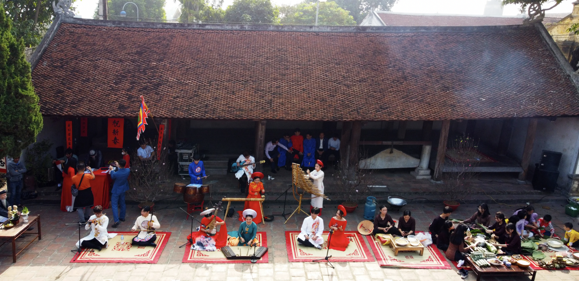 传统艺术表演在节日期间为游客服务。