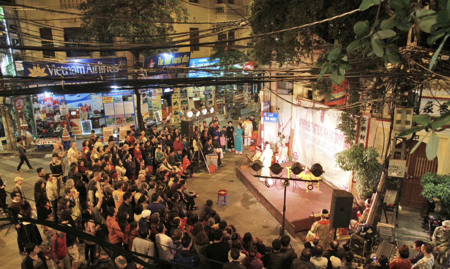 河内古街的传统艺术表演场所吸引了众多人民和外国游客前来观赏。