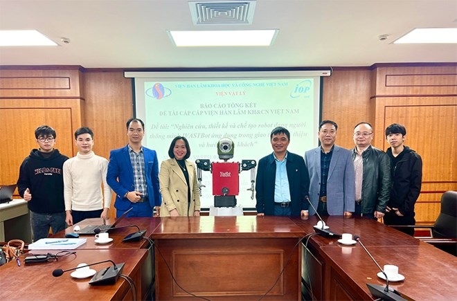 越南科学技术翰林院物理研究所吴孟进博士及其团队成功研制智能人形机器人IVASTBot。