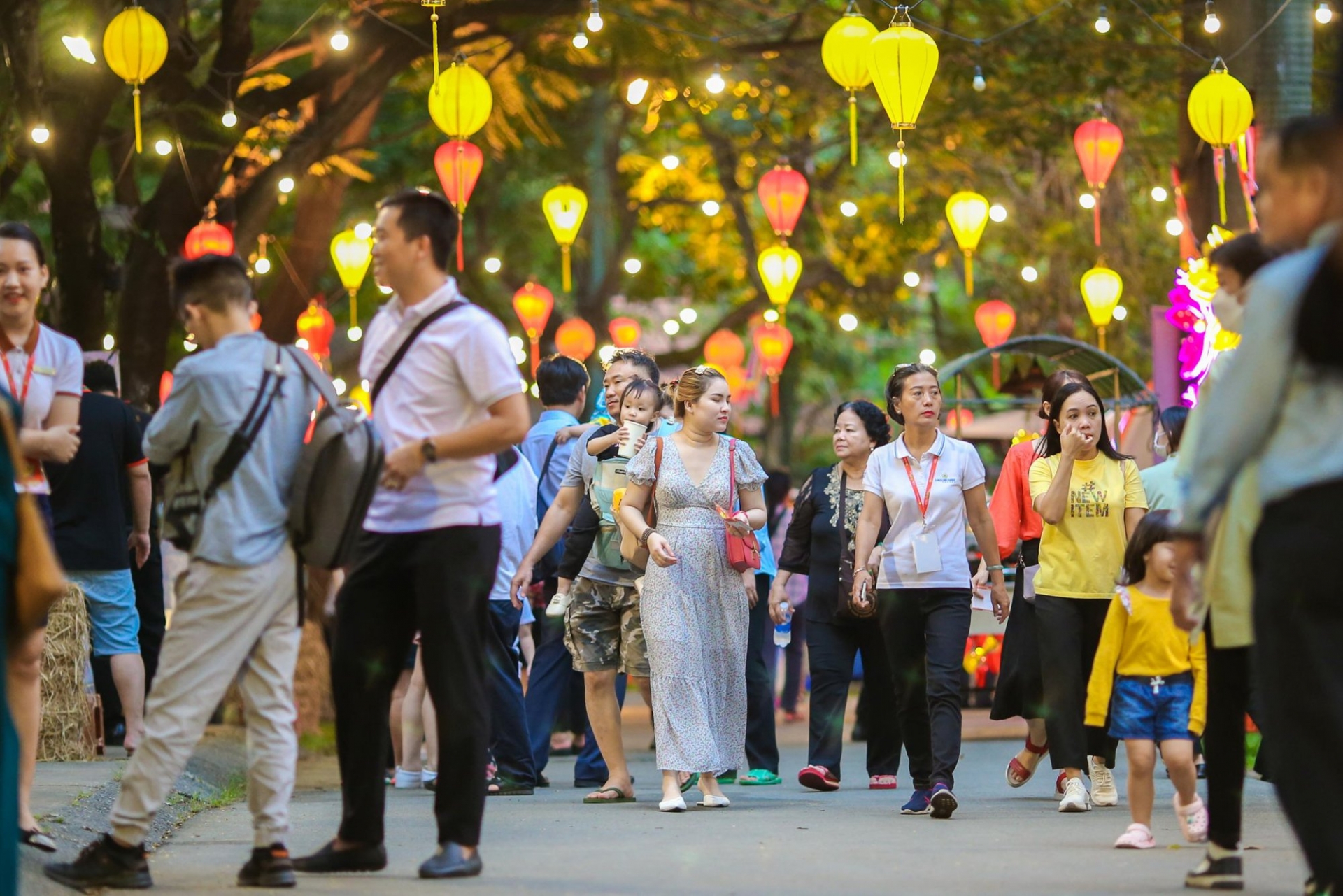 4月份越南国际游客人数达98.4万人次，创年初以来新高，环比增长9.9%，同比增长9.7倍。