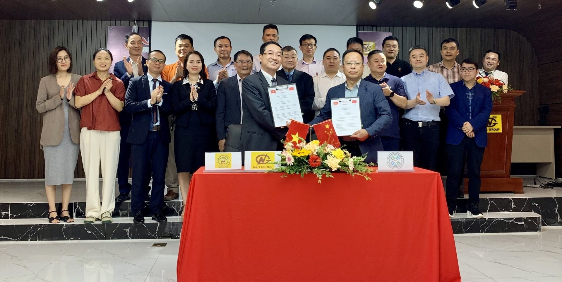 河内辅助工业企业协会与中国苏州市中小企业贸易促进协会之间合作协议签字仪式在河内举行。