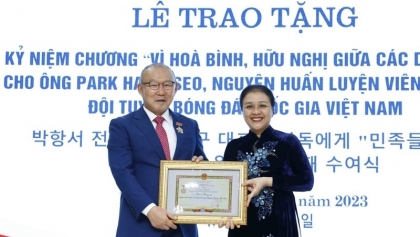 越南友好组织联合会向朴恒绪授予‘致力于各民族和平友谊’纪念章