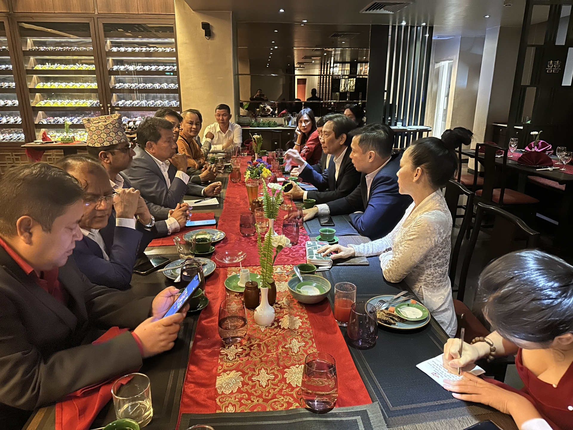 越南-尼泊尔友好协会领导人还与尼泊尔和平与团结委员会领导人进行了会谈。