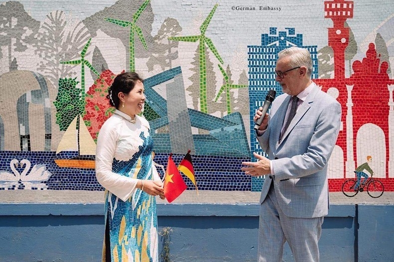 越德友谊陶瓷墙绘落成典礼在河内举行。