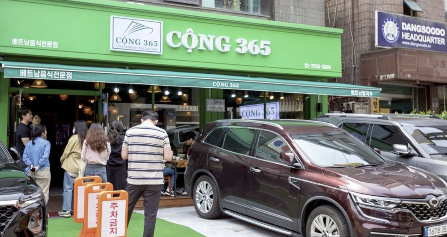 无论是晴天还是雨天，韩国食客总会自愿在餐馆门口排队，等候品尝到自己喜爱的越南菜。
