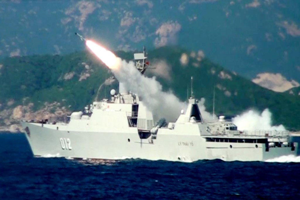 012舰在TL-17演练中发射X35导弹。