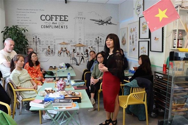 作家乔碧厚在“海外越南餐厅越南书柜”项目启动仪式上发表讲话。