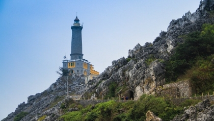 越南最大、最古老的龙洲灯塔一直矗立在海天之间