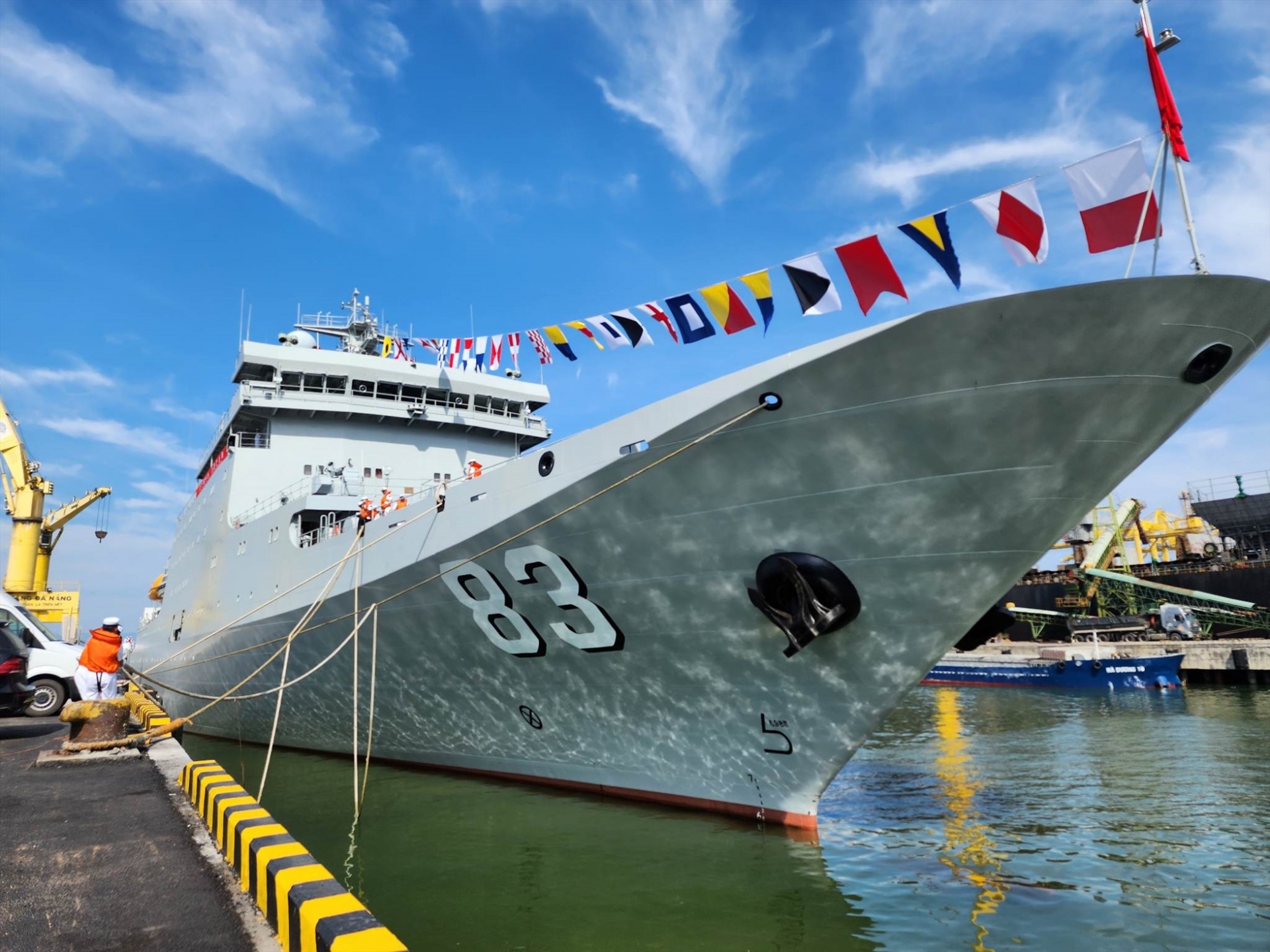 中国海军舰艇访问越南岘港市。