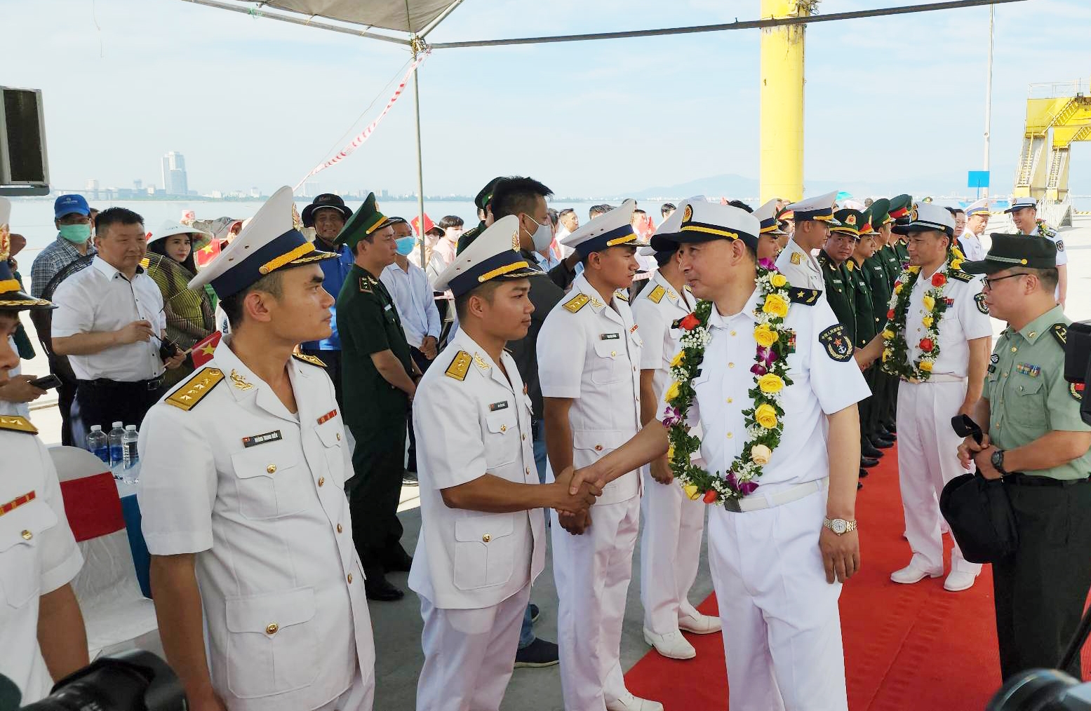 中国人民解放军海军 “戚继光”号训练舰上官兵欢迎仪式于2023年5月23日8时在岘港市山茶郡仙沙港举行。