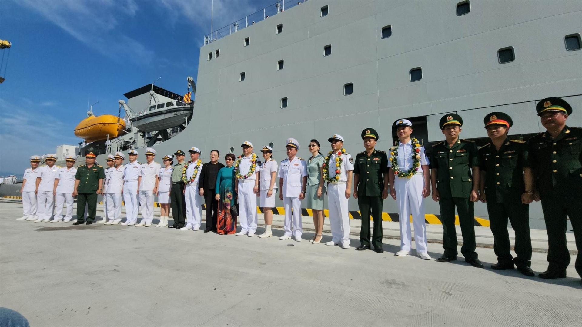 中国人民解放军海军 “戚继光”号训练舰上官兵欢迎仪式于2023年5月23日8时在岘港市山茶郡仙沙港举行。