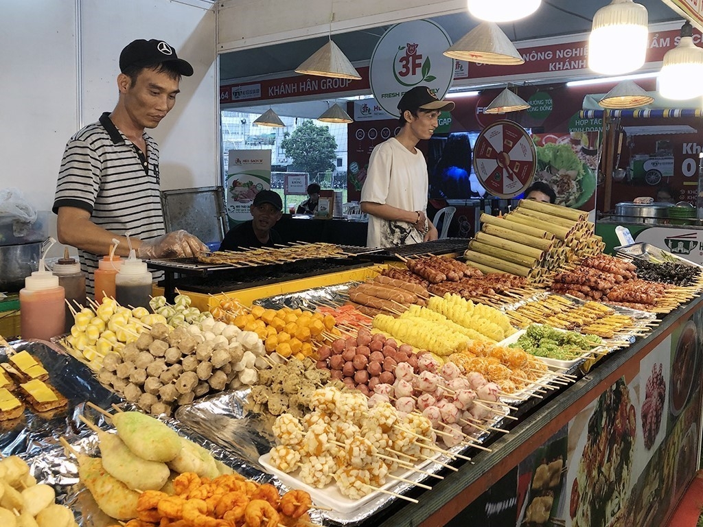 越南在东南亚–越南饮食文化日上介绍丰富多样的街边美食。