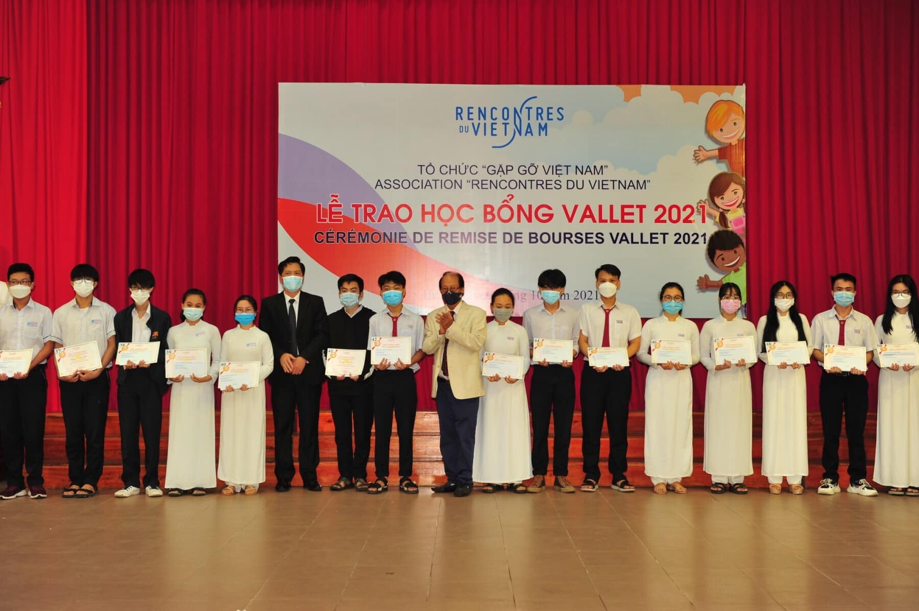 两千多名越南学生获得了越南聚会组织的Vallet 奖学金。