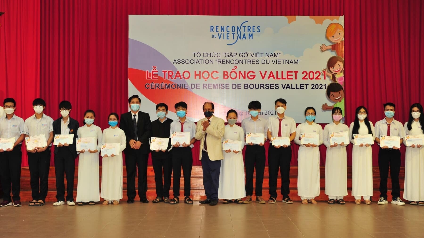 两千多名越南学生获得了越南聚会组织的Vallet 奖学金