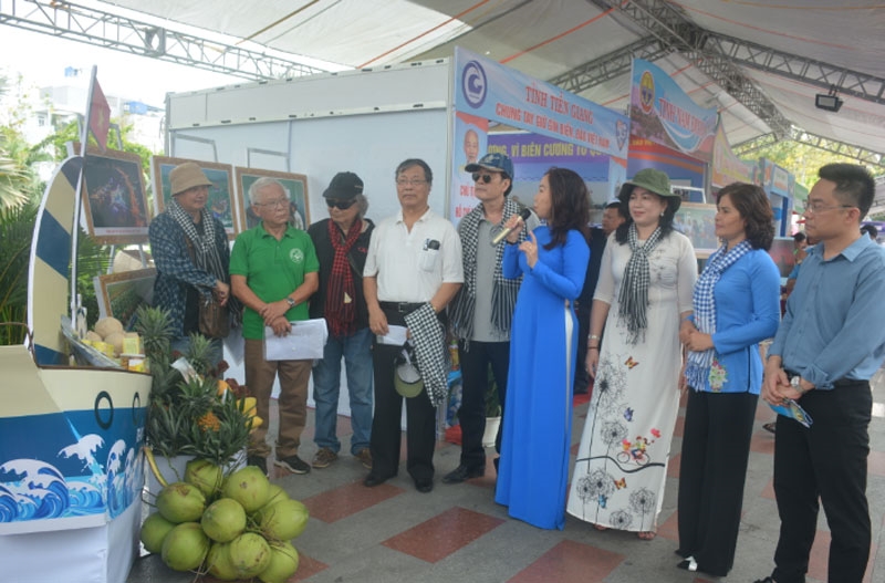 前江省的展览和宣传空间吸引了人们和游客的关注。