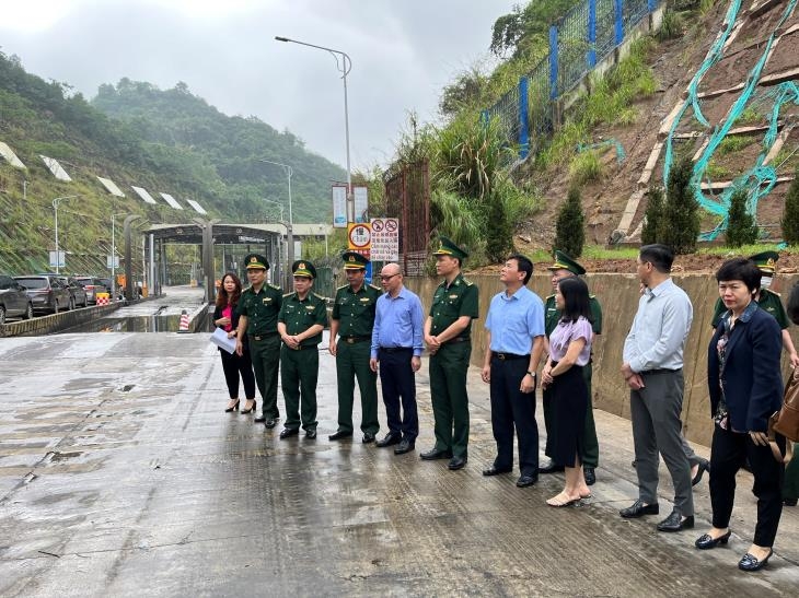 在越南谅山省、广宁省和中国广西省进行边境口岸调查。