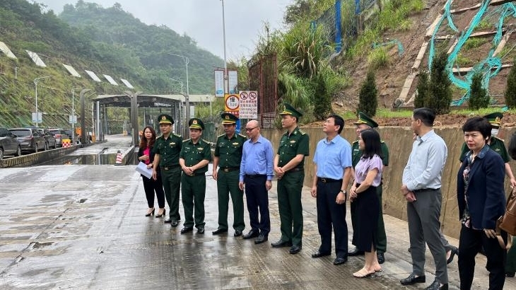 在越南谅山省、广宁省和中国广西省进行边境口岸调查