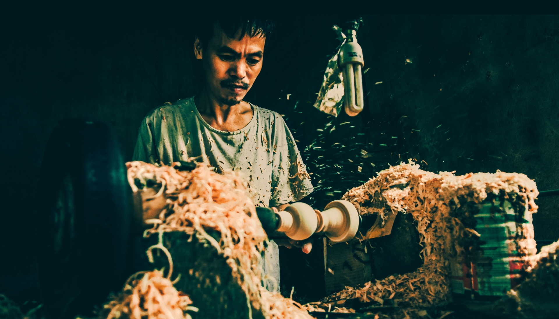 河内市常信县蕊溪手工艺村的木工。