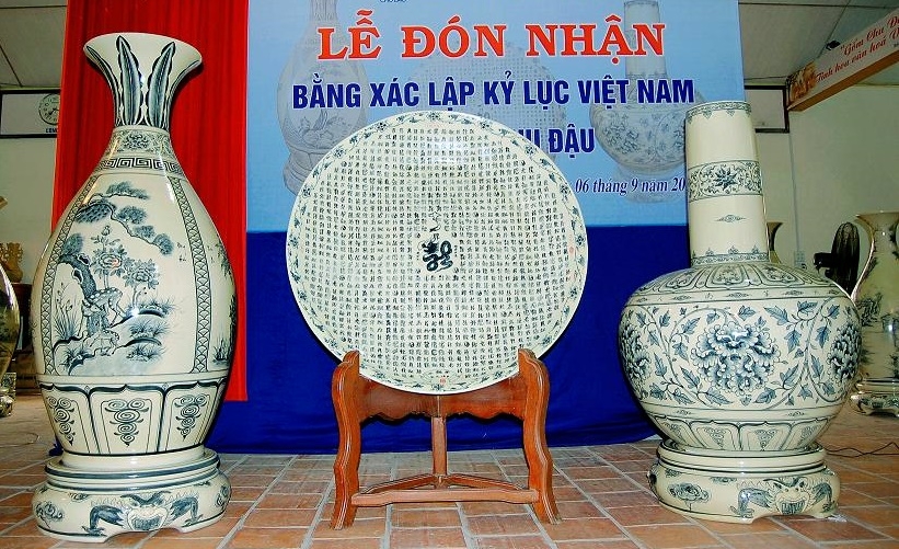 2013年9月，越南纪录评审委员会向三个舟逗陶器颁发尺寸最大纪录证书，包括使用书法写法的1000个“龙”字的陶盘，蓝花大瓶和琵琶大瓶。