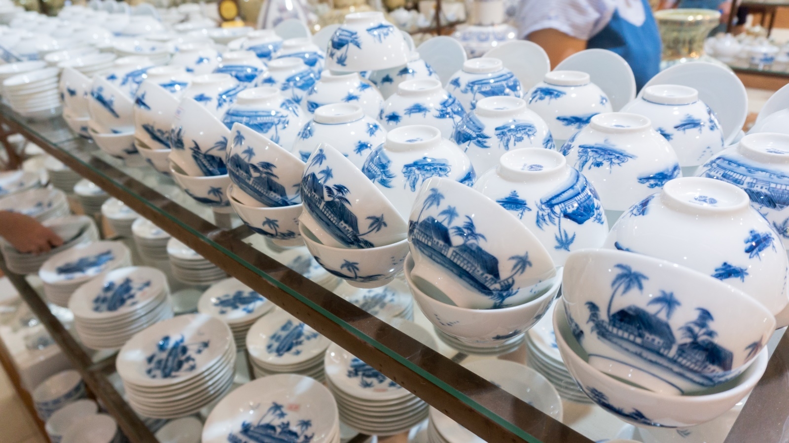 目前舟逗陶瓷产品主要分为三类，即根据古陶器修复的陶器，家用陶器及出口陶器。