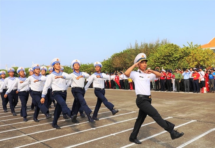 第3号访问团参加升旗仪式和阅兵式。