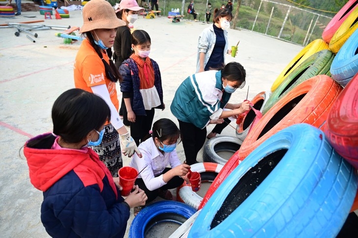 “圆梦之轮”志愿者小组不仅专注于搭建娱乐场，还为孩子们组织了很多有益的活动。