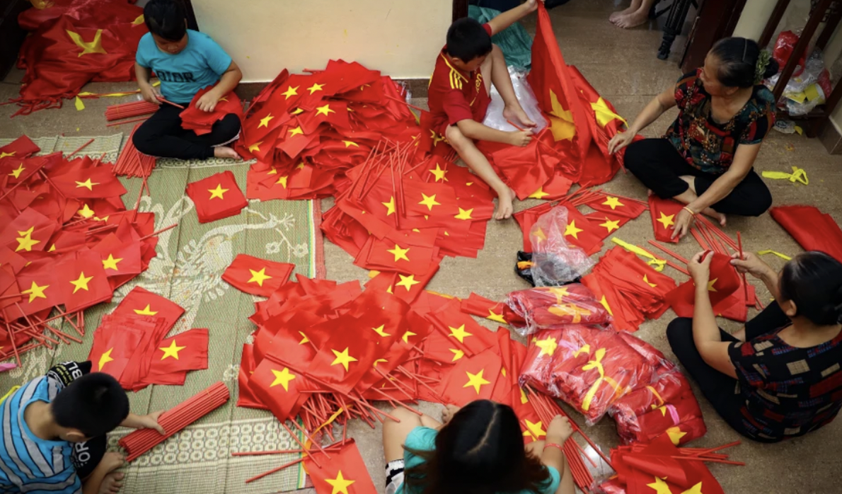 慈云村村民通过缝制国旗体现爱国情怀。