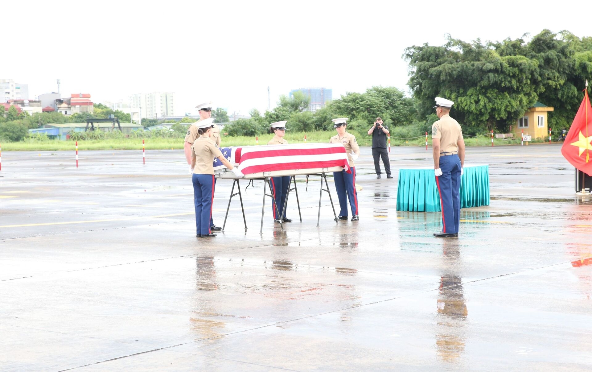 越南向美国移交美国失踪军人遗骨。