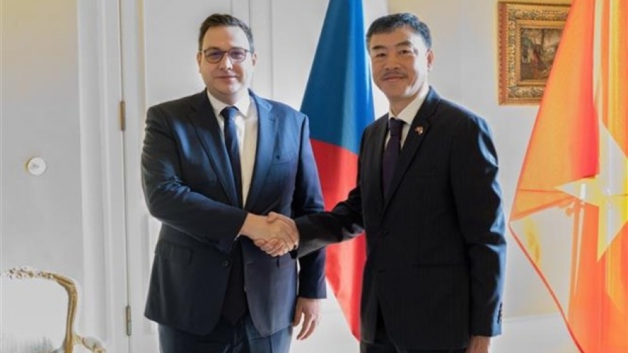 越南驻捷克大使杨怀南礼节性拜访捷克外交部长扬·利帕夫斯基。