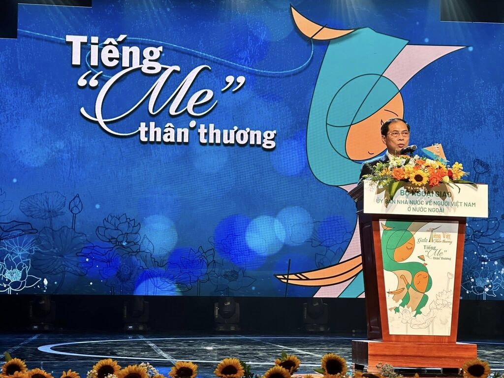 外交部部长裴青山在2023年9月8日举行的“2023年海外越南人社群越南语日”总结会议上发表讲话。