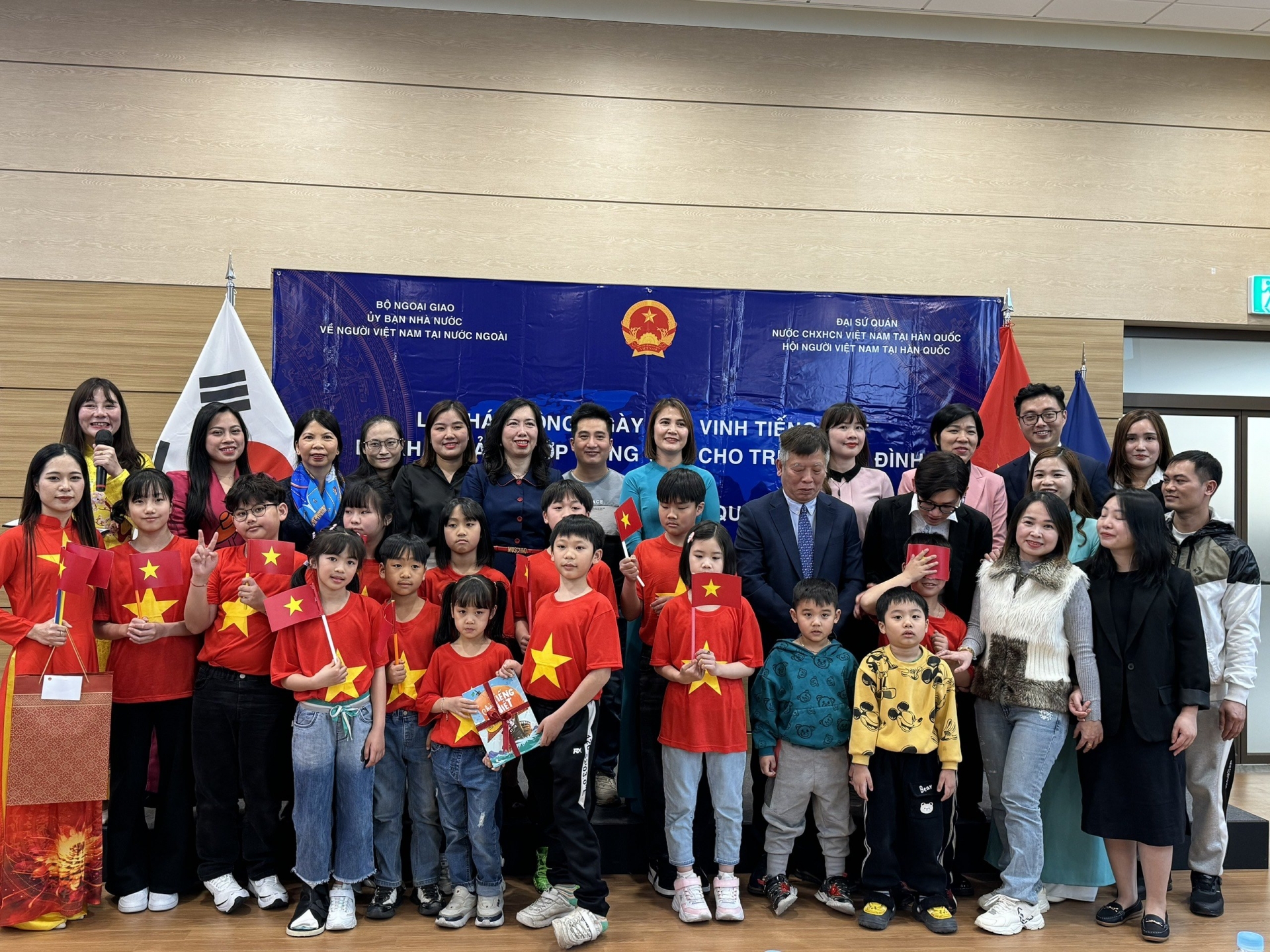 旅居韩国越南人协会在越南大使馆总部举行了“亲爱的越南语”班开班仪式。图为外交部副部长黎氏秋姮与旅韩越南人社群合影。