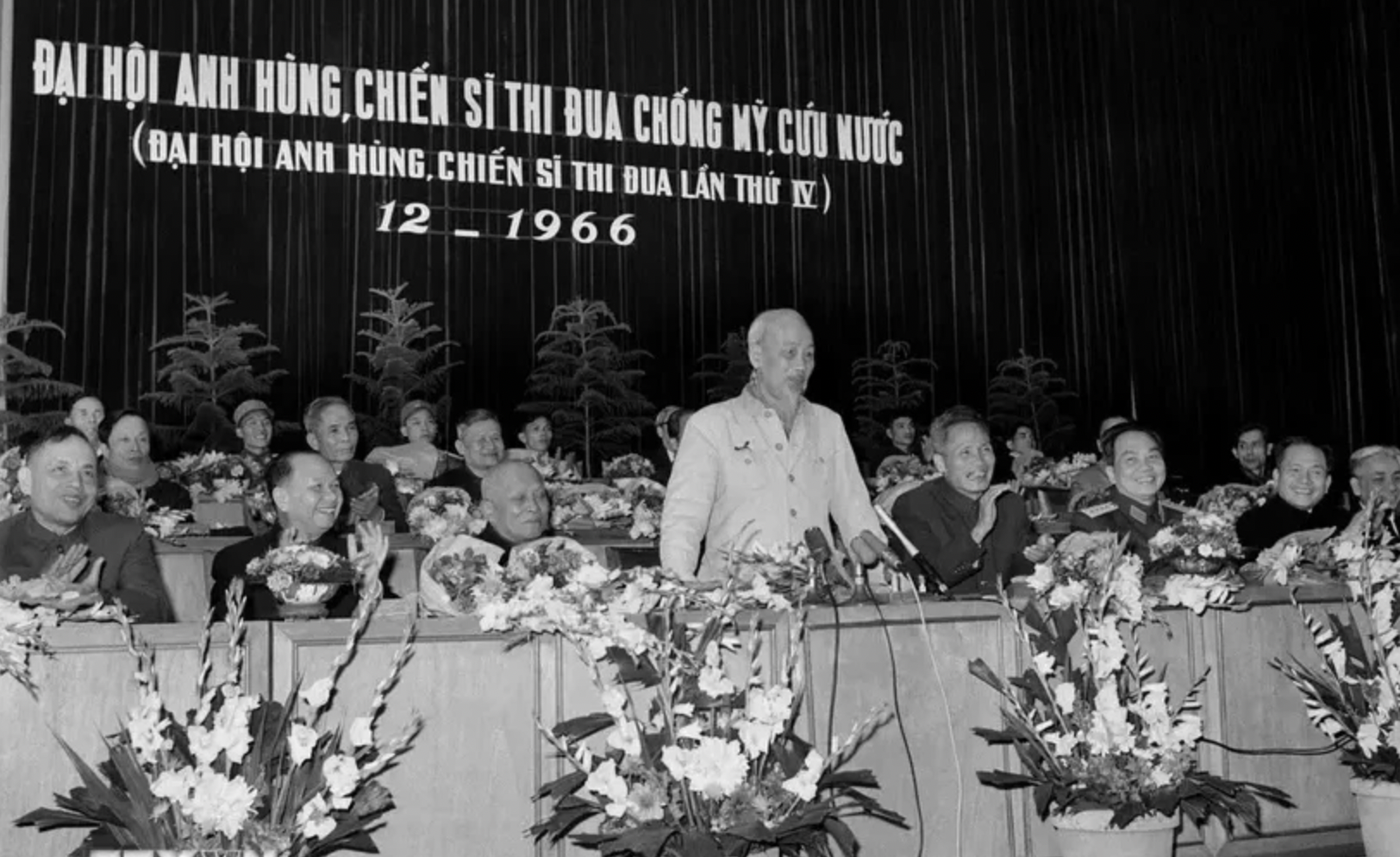 1966年12月，胡志明主席在河内抗美救国英雄战士大会上发表讲话。