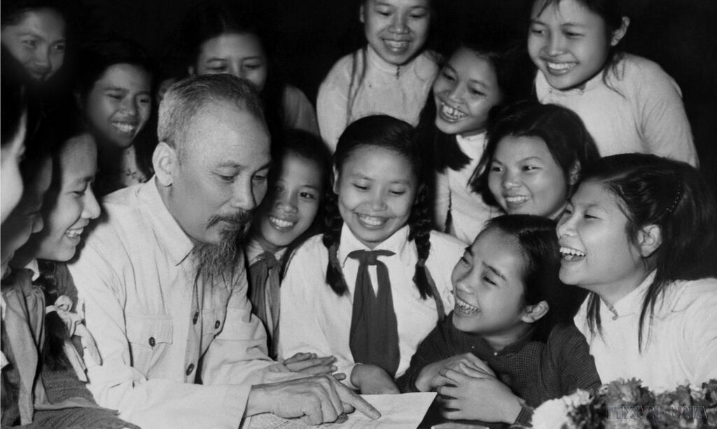 1958年5月19日，河内市学生代表团前来庆祝胡志明主席生日。