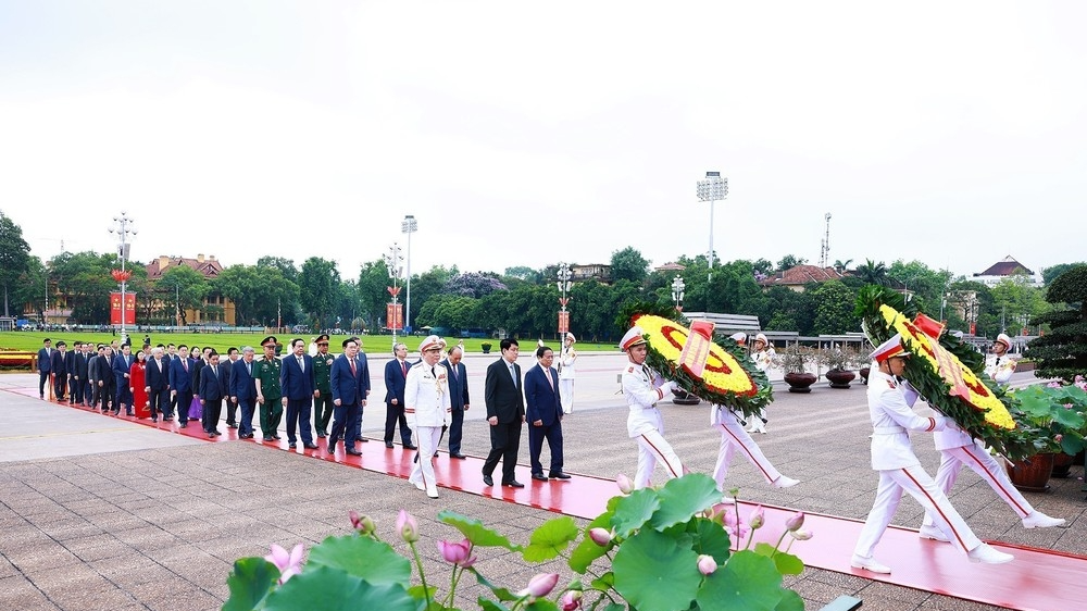 党和国家领导拜谒胡志明主席陵墓。