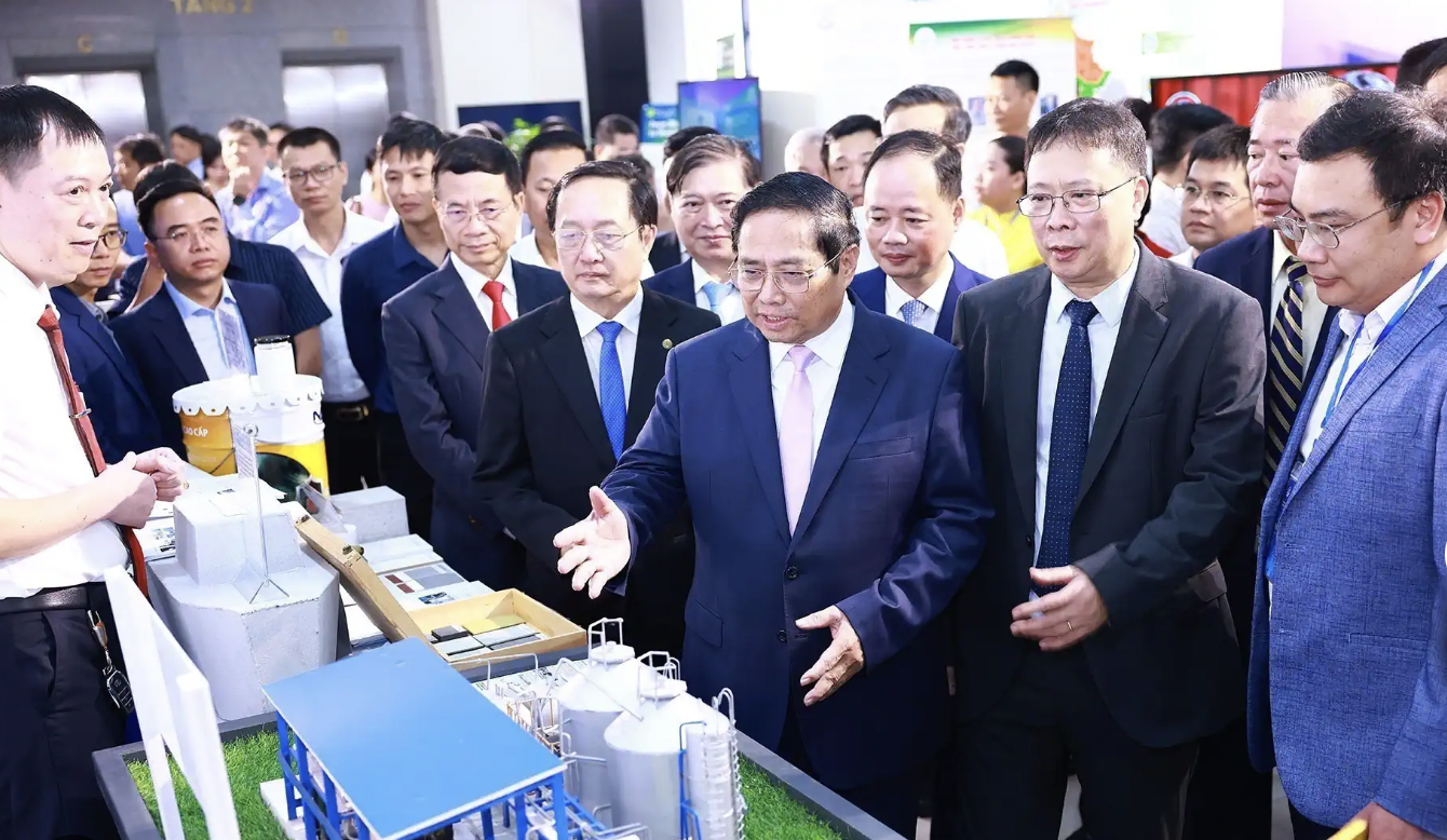 越南总理范明政参观科技应用产品展位。