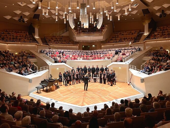 由德国室内合唱团演唱的越南民歌首次亮相柏林爱乐音乐厅。