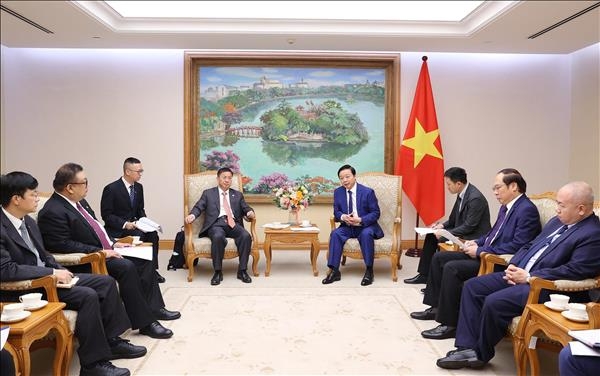 越南政府副总理陈红河在政府总部会见中国电力工程顾问集团有限公司党委书记、董事长罗必雄。